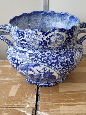 BOMBAY CHINOISERIE BLUE WHITE DBLE HANDLE JARDINIERE CACHEPOT PLANTER W/CRACK